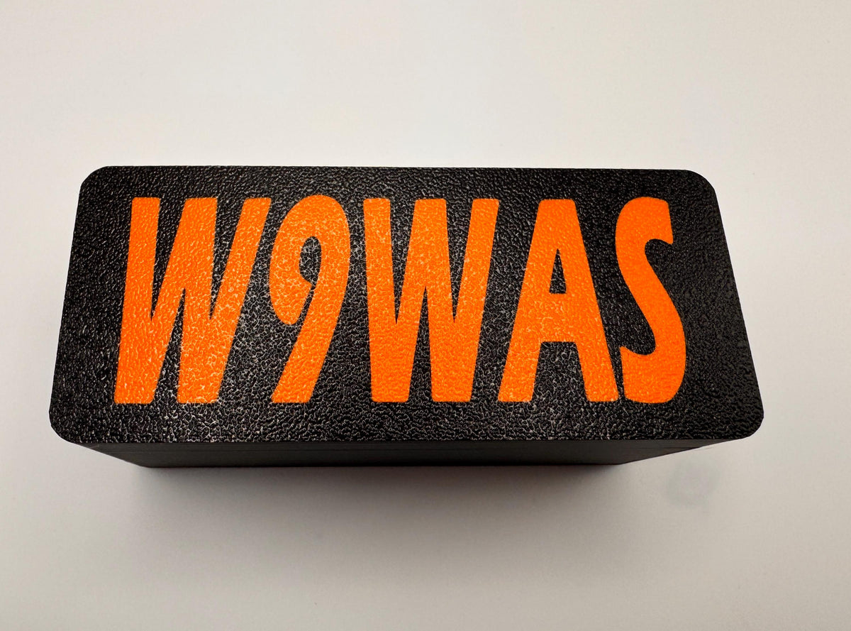 6-Port Anderson Powerpole Distribution Block – callsign close up