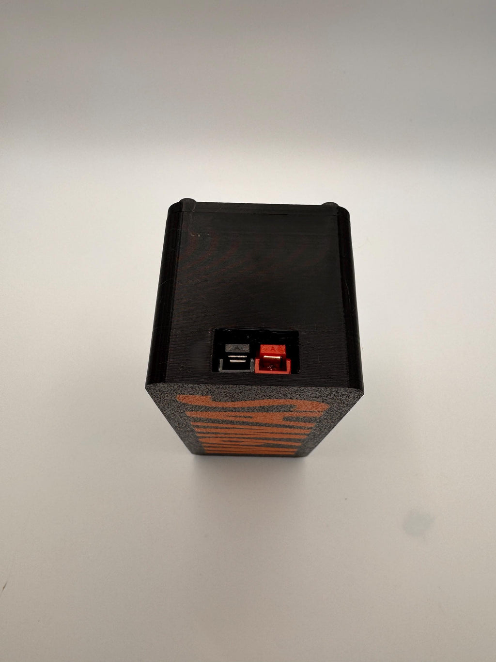 6-Port Anderson Powerpole Distribution Block – end view input port