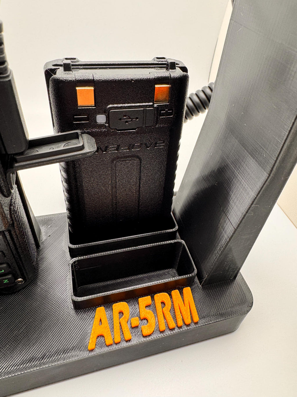 Baofeng AR-5RM desk stand – AR-5RM logo close-up