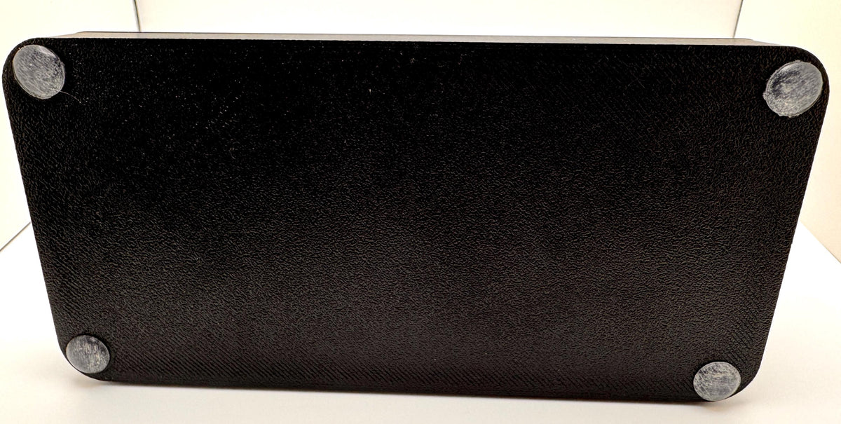 Baofeng AR-5RM desk stand – base underside with rubber feet