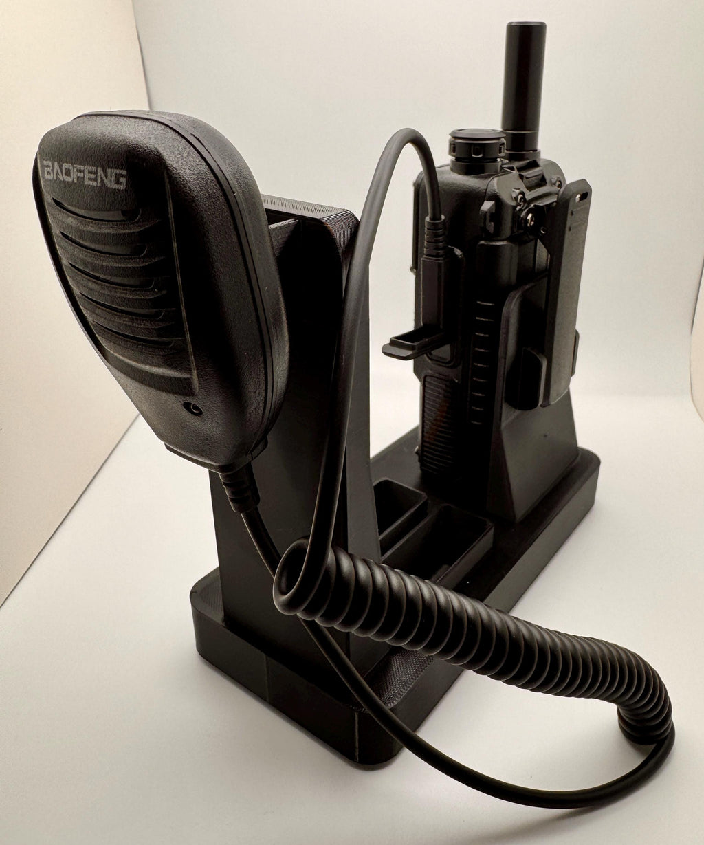 Baofeng AR-5RM desk stand – speaker mic side view