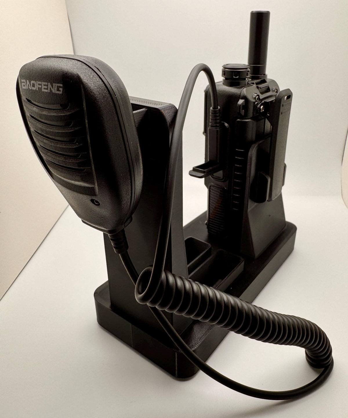 Baofeng AR-5RM desk stand – speaker mic side view