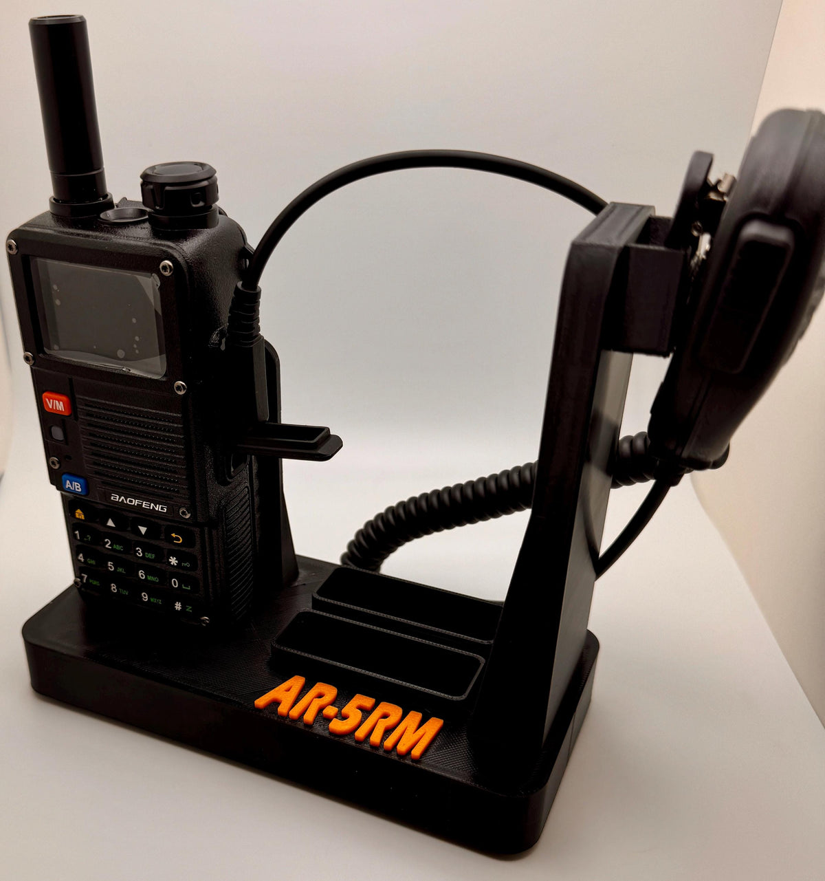 Baofeng AR-5RM desk stand – with radio and speaker mic