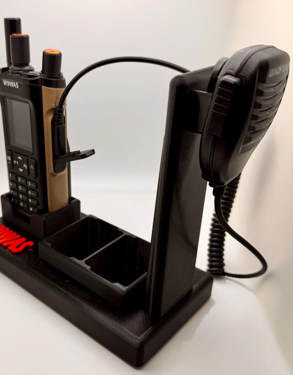 Baofeng DM-32 / UV-32 3-radio desk stand – side view with radio and mic