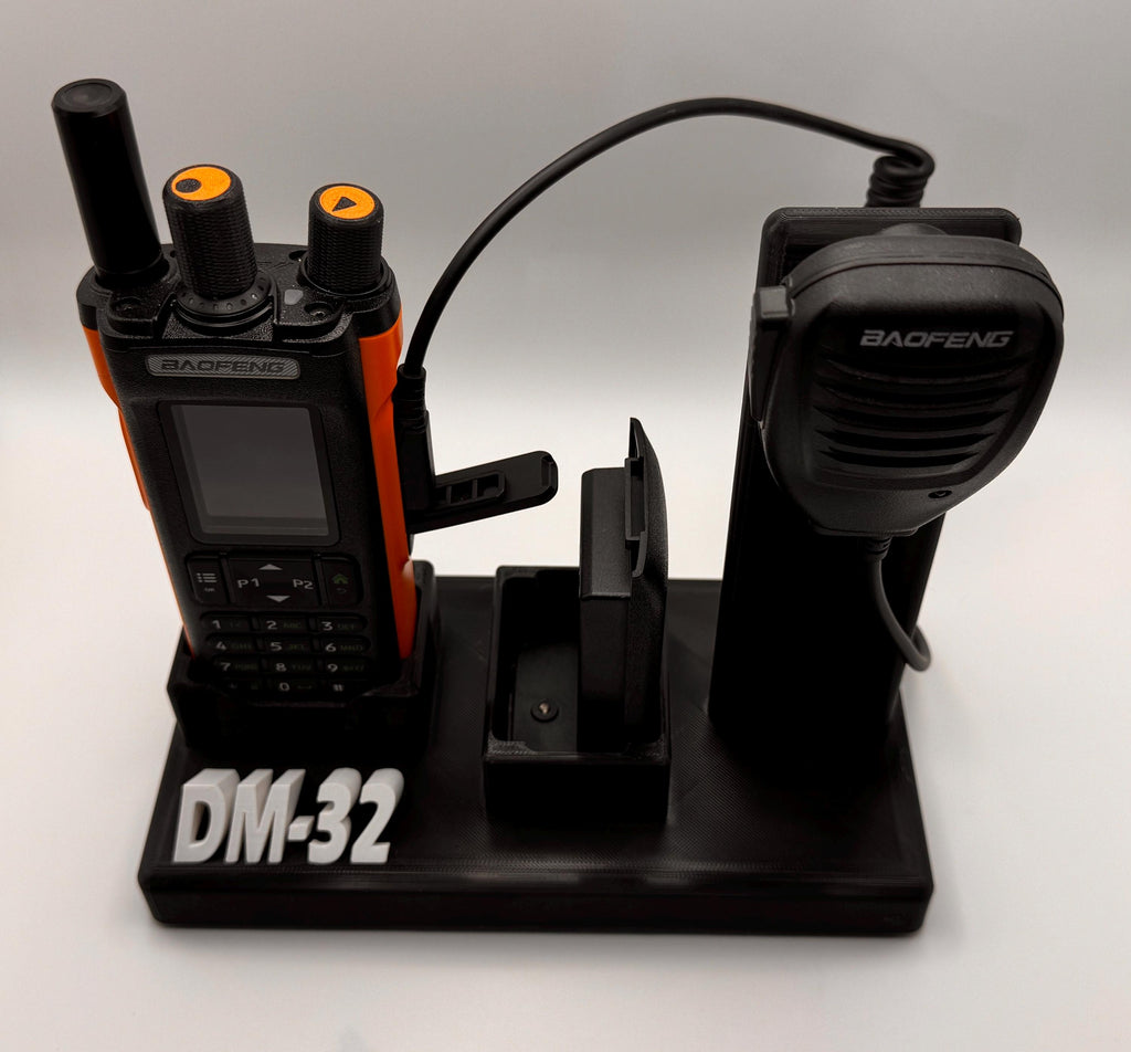 Baofeng DM-32 / UV-32 desk stand – front view with radio and battery