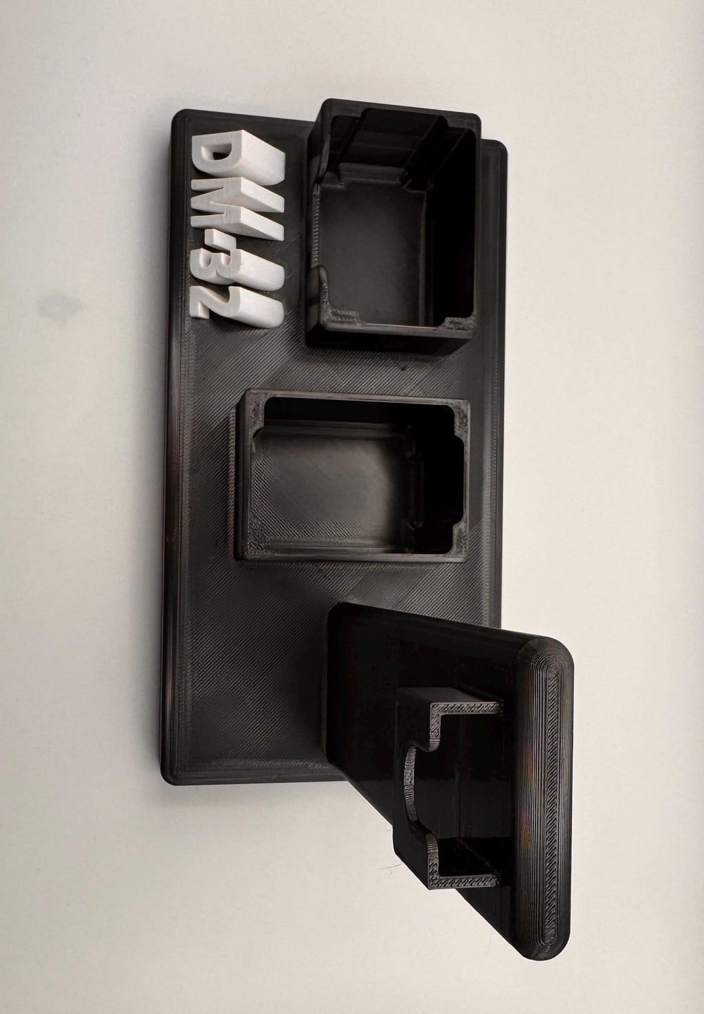 Baofeng DM-32 / UV-32 desk stand – mic clip close-up