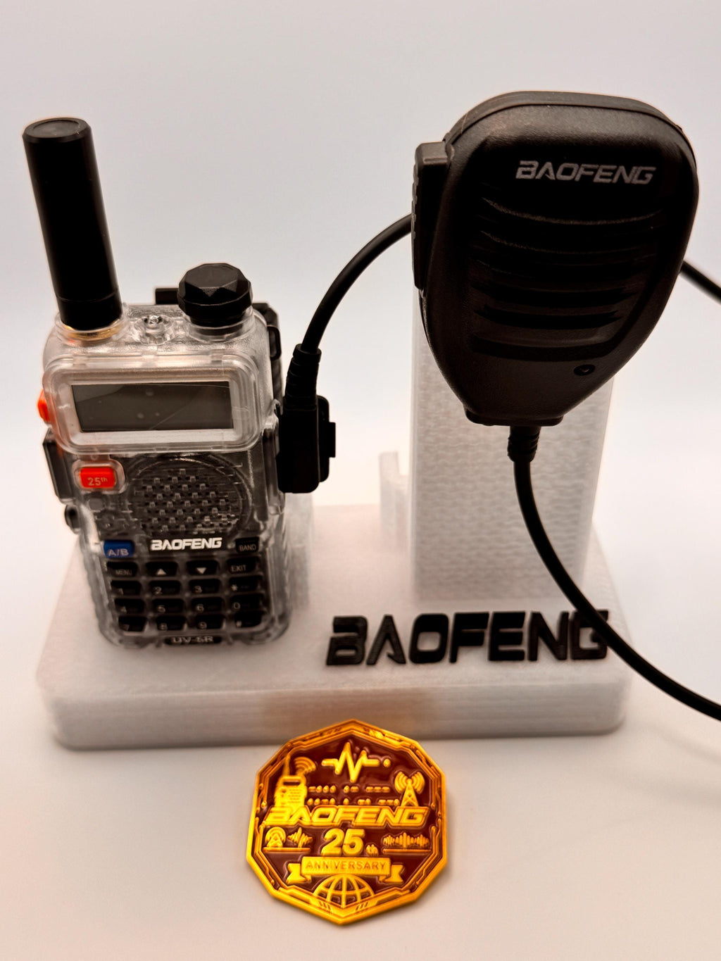 Baofeng UV-5R 25th anniversary transparent desk stand – front view with radio and mic