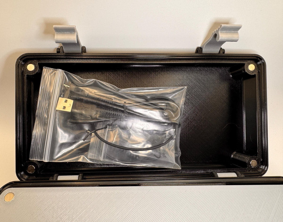 Icom ID-52 travel case – cable in lid storage