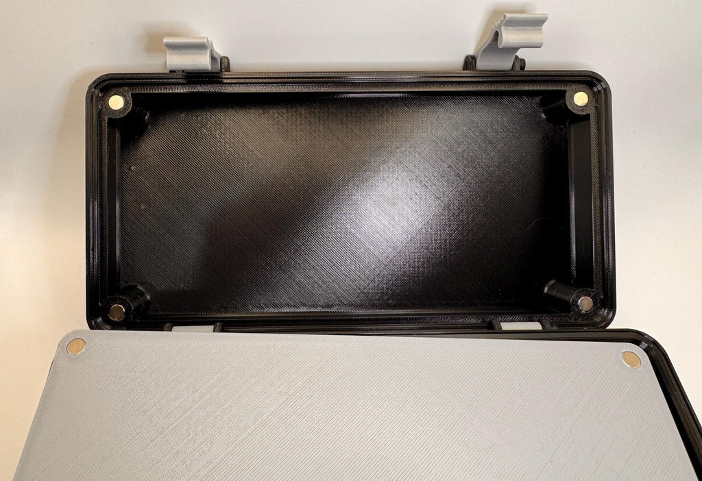 Icom ID-52 travel case – empty lid compartment