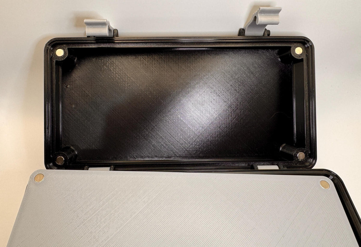 Icom ID-52 travel case – empty lid compartment