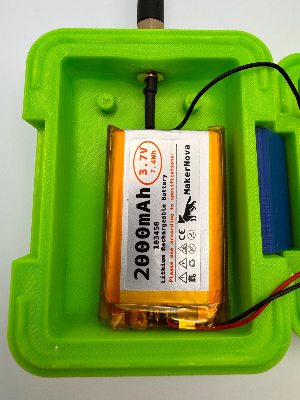 Meshtastic Heltec V3/V4 case – close-up of a 2000 mAh LiPo battery in the case