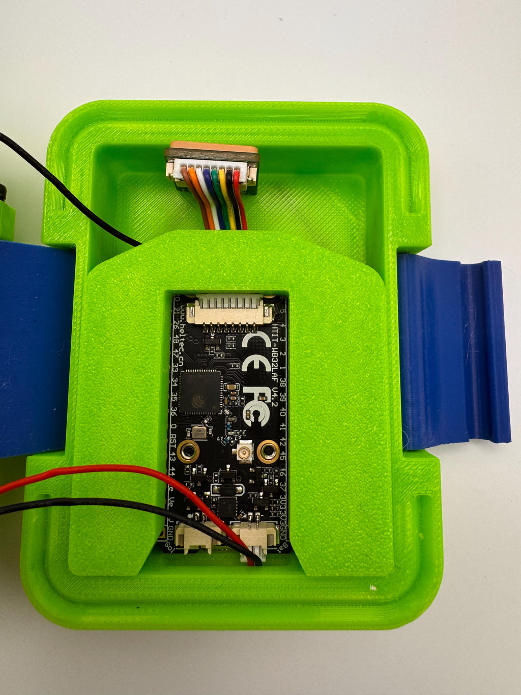 Meshtastic Heltec V3/V4 case – close-up of the Heltec board installed in the case