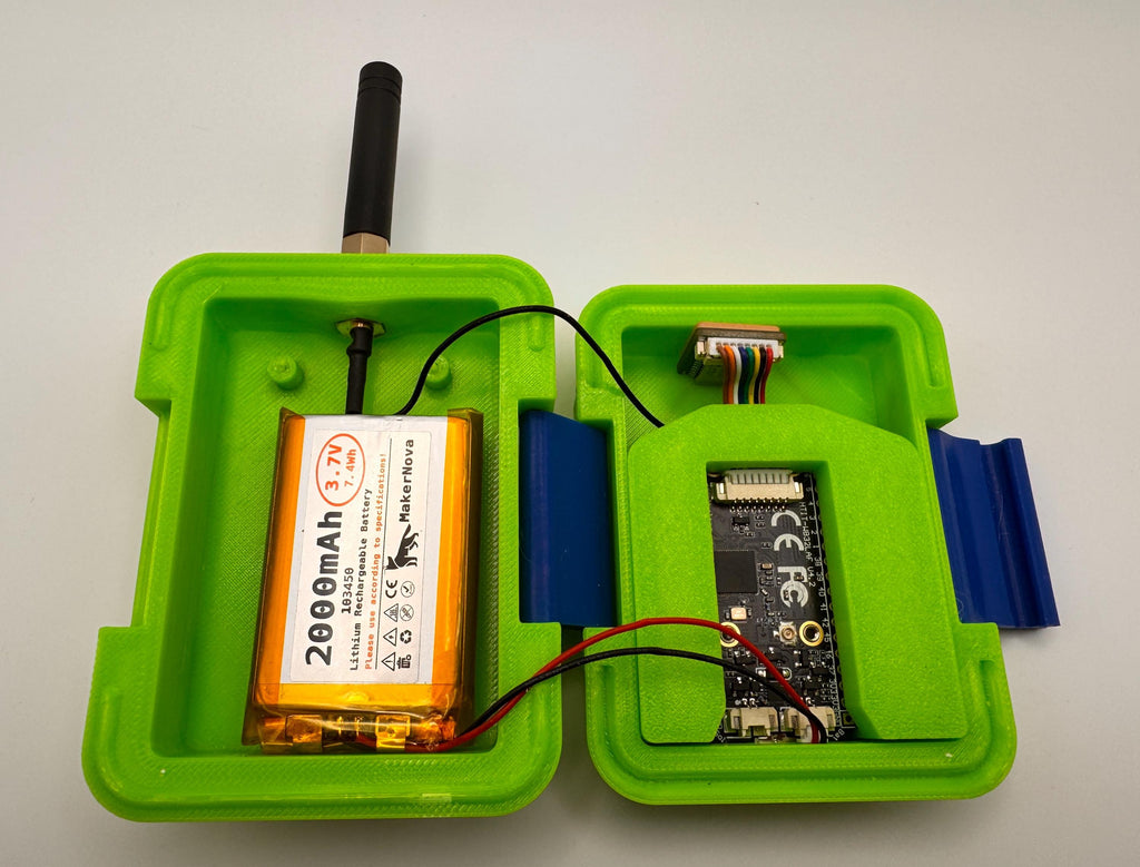 Meshtastic Heltec V3/V4 case – opened with Heltec board and 2000 mAh battery installed