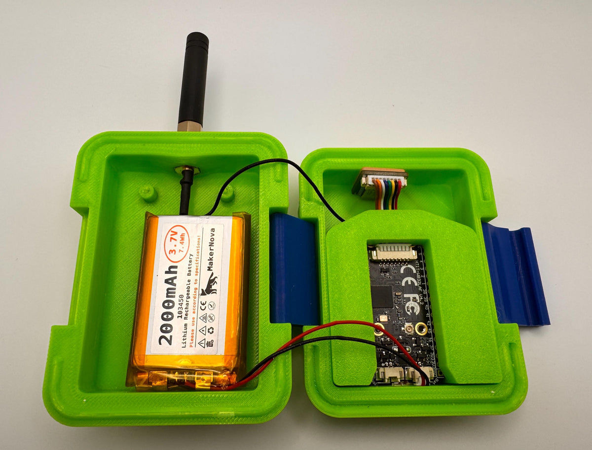 Meshtastic Heltec V3/V4 case – opened with Heltec board and 2000 mAh battery installed