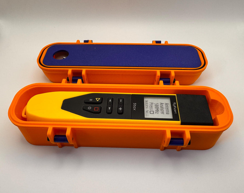 RigExpert Stick slim case – open with analyzer