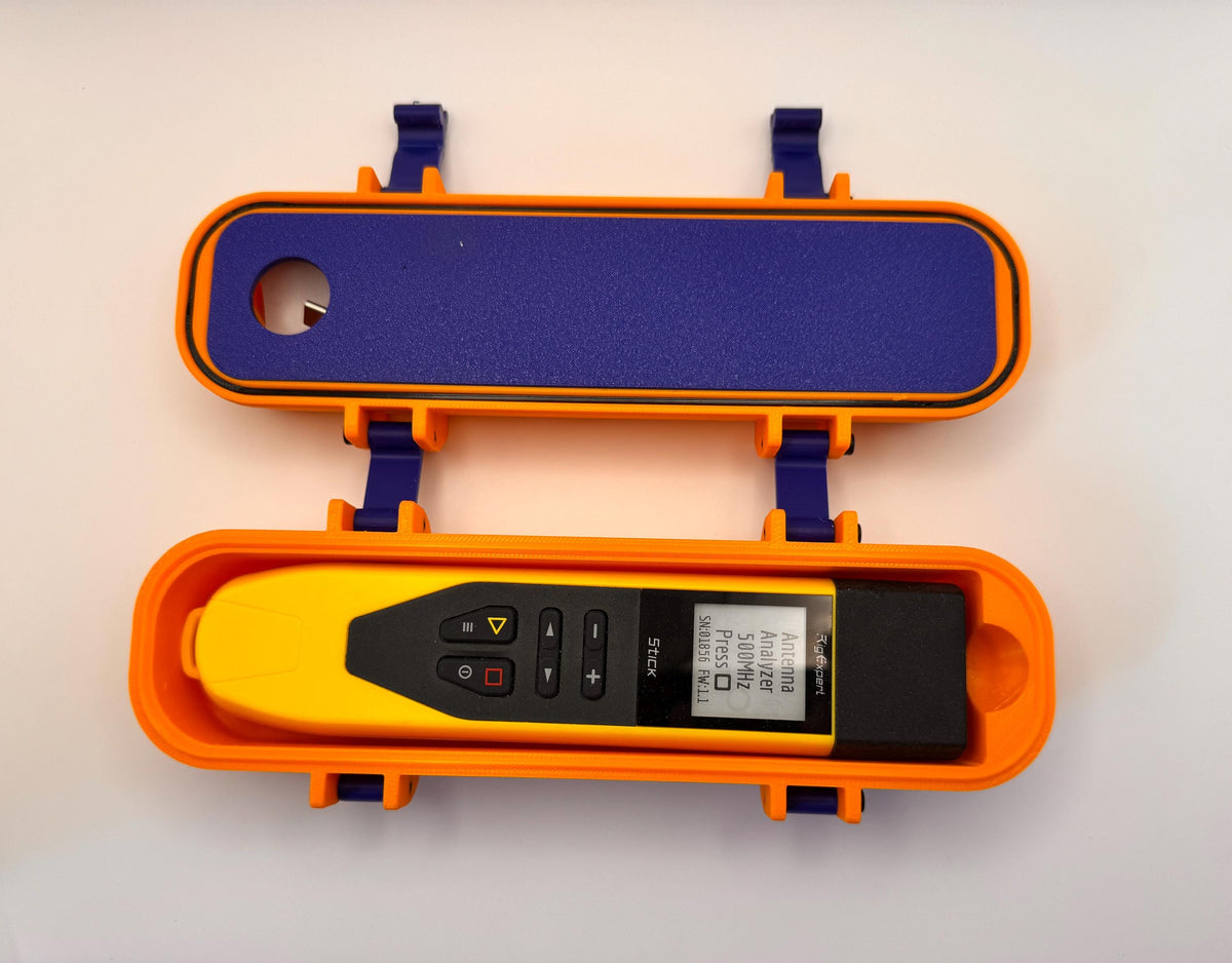 RigExpert Stick slim case – open with blue TPU gasket