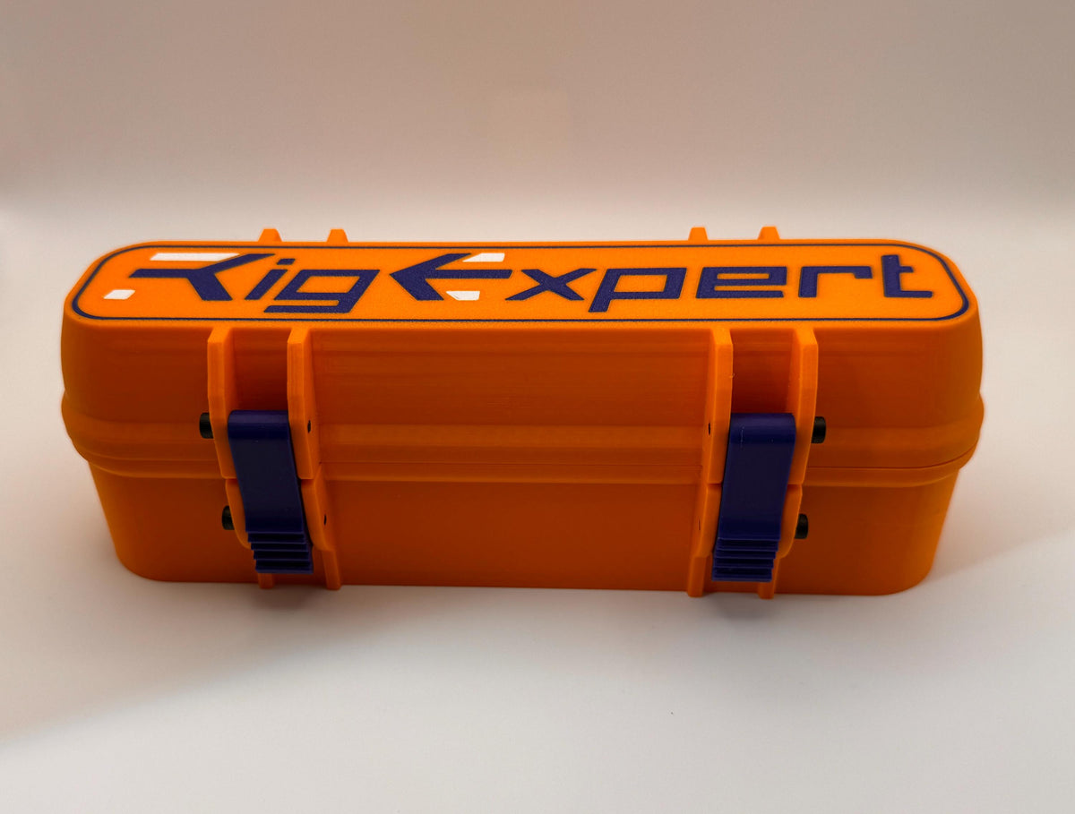 RigExpert Stick slim case – side view with latches