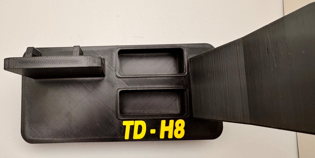 Tidradio TD-H8 desk stand – TD-H8 logo close-up