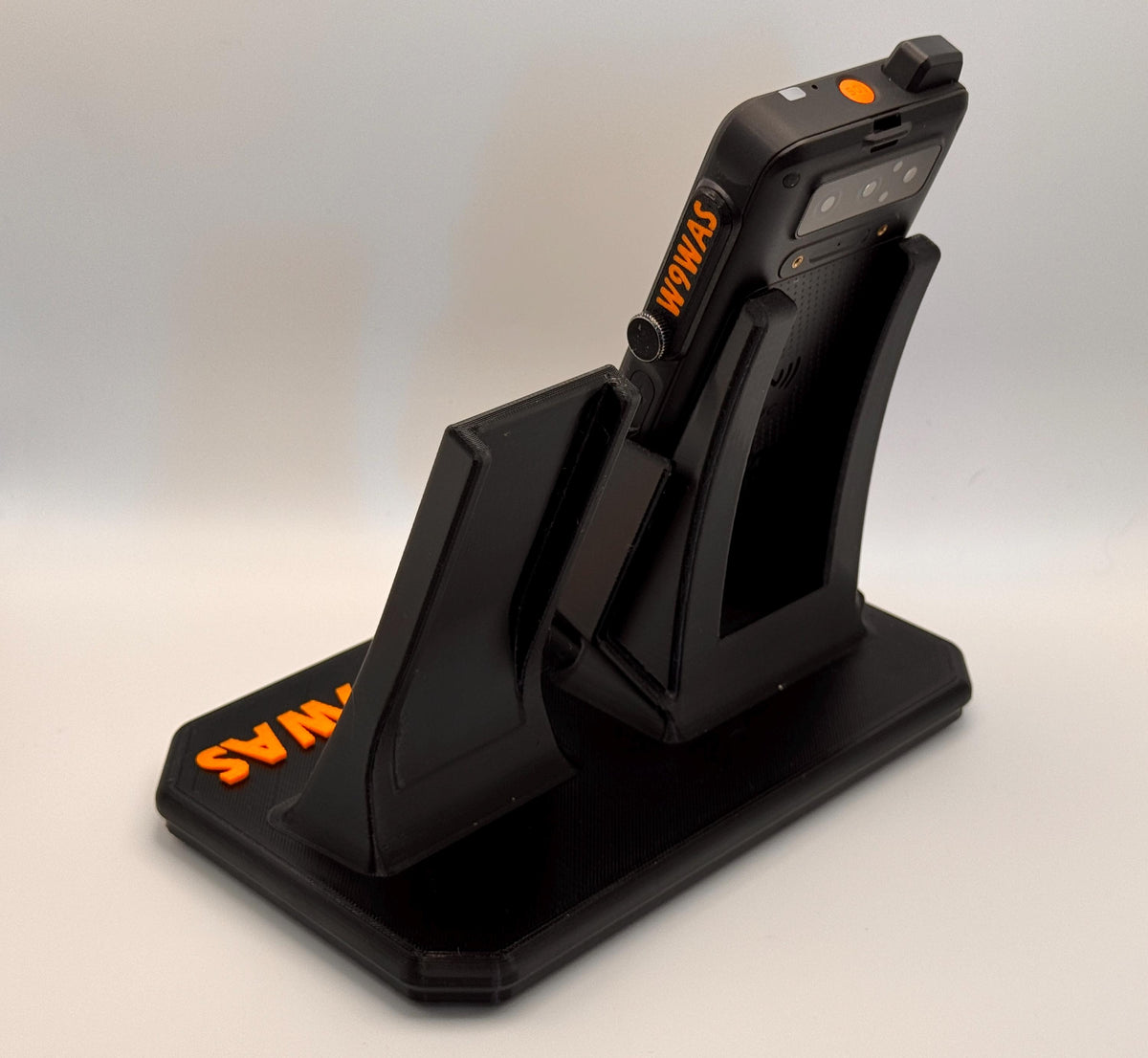 UNIWA F400 desk stand with speaker mic holder – phone with callsign angled