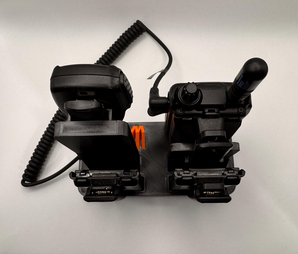 Yaesu FT5 / FT3 2026 desk stand – top view with radio and batteries