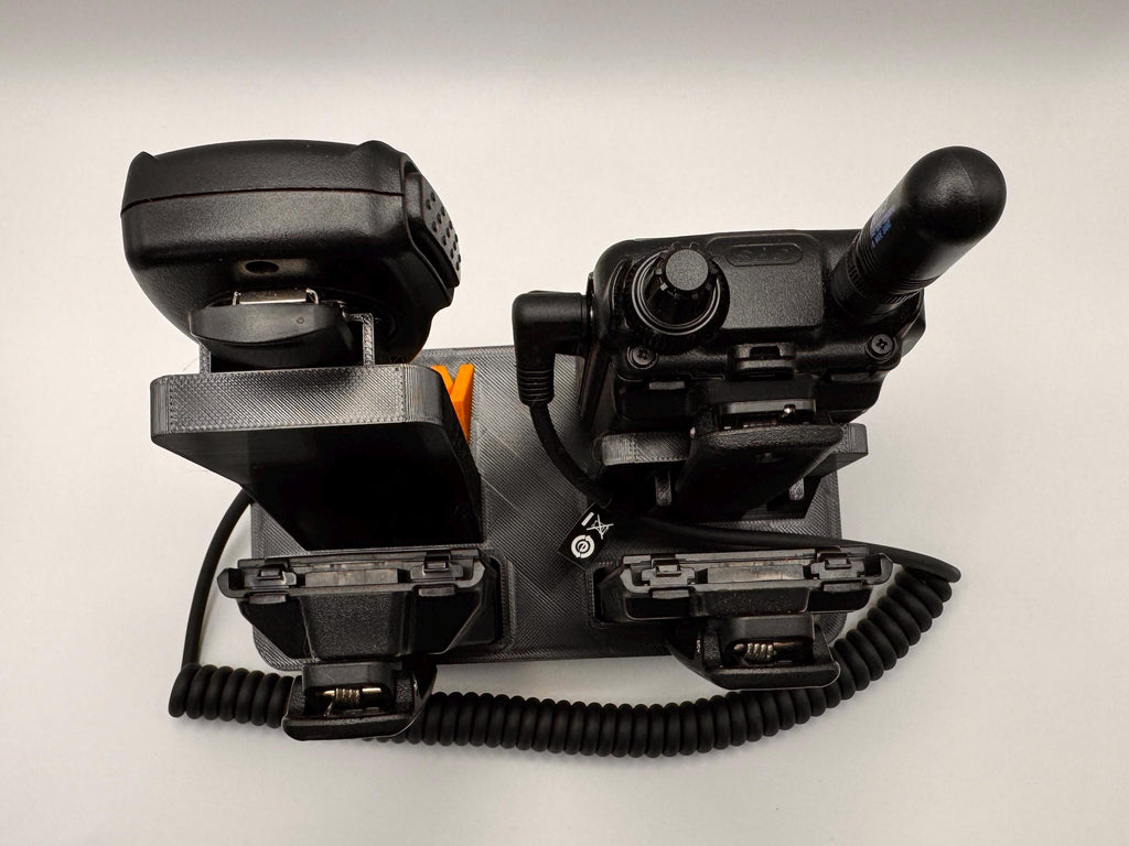 Yaesu FT5 / FT3 desk stand – top view with radio and batteries
