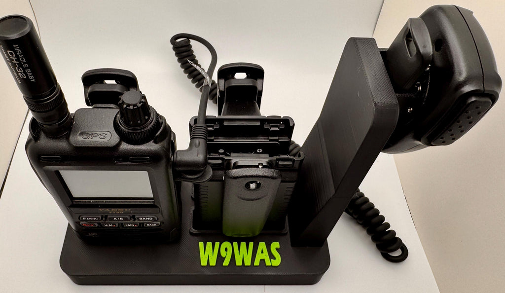 Yaesu FT5D desk stand with custom callsign – 3800 mAh version close-up