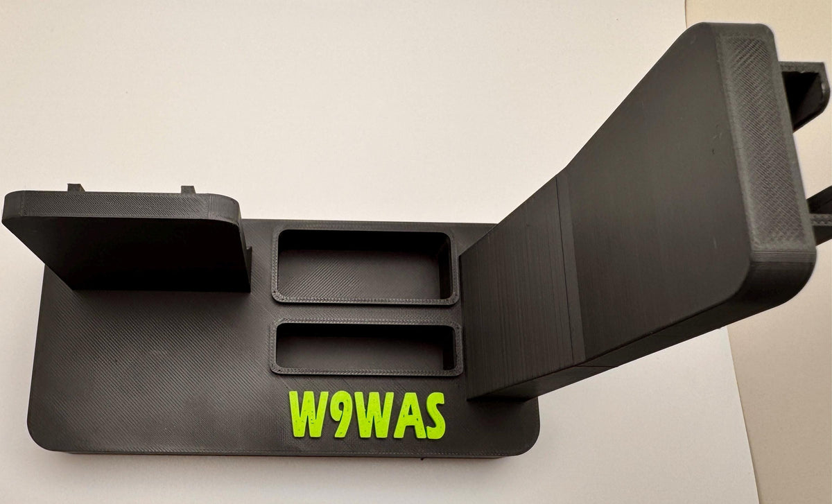 Yaesu FT5D desk stand with custom callsign – 3800 mAh version empty with callsign