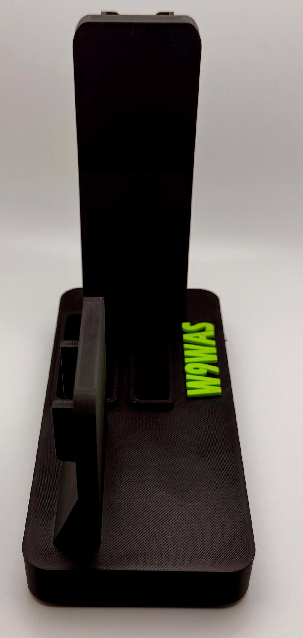 Yaesu FT5D desk stand with custom callsign – 3800 mAh version side profile